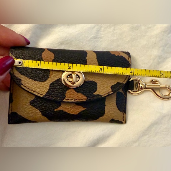 đź‘‘âś…PRICE FIRMâś… COACH Leopard Print Turn Lock Card Case Holder. NWOT - Picture 10 of 17